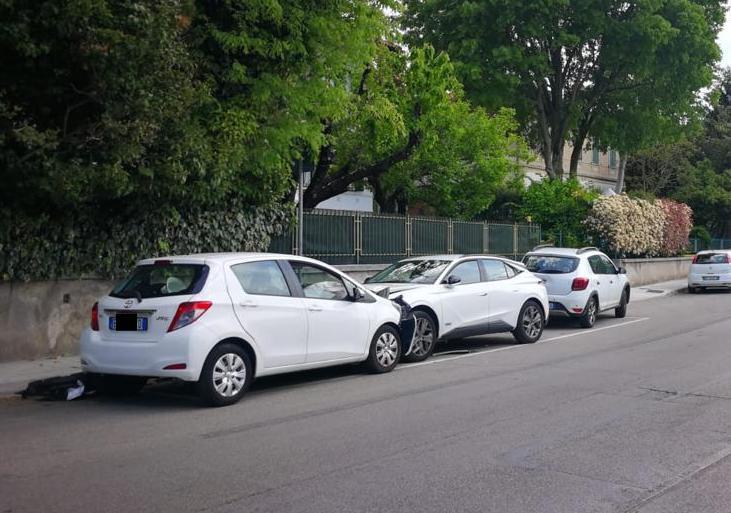Immagine per Frontale contro auto in sosta, ferito un anziano a Monfalcone